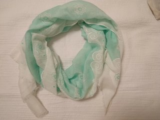 Fular verde menta y blanco con estampado