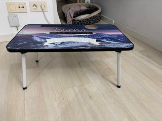 Mesa Auxiliar Plegable con Diseño
