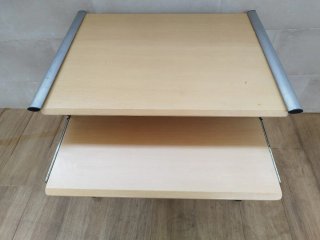 Mesa para ordenador, compacta.