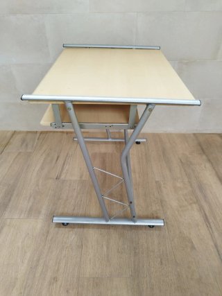 Mesa para ordenador, compacta.