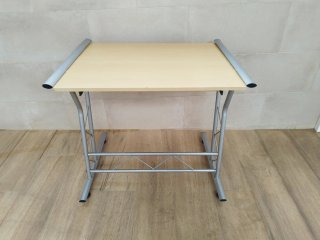 Mesa para ordenador, compacta.