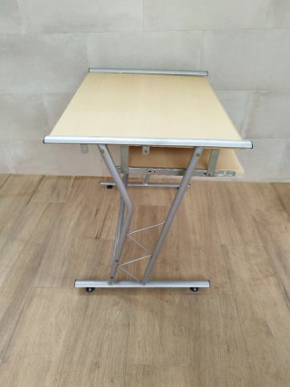 Mesa para ordenador, compacta.