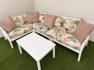 Sofá rinconero de terraza con mesa y cojines