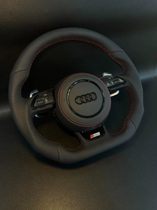 Volante Audi S line con costuras rojas