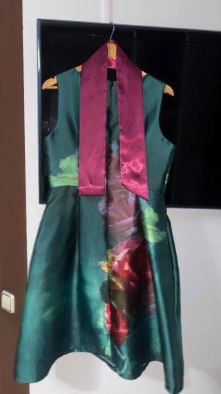 Vestido fiesta verde con flores rosas