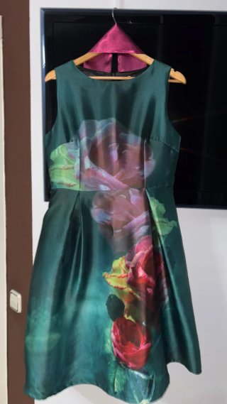 Vestido fiesta verde con flores rosas