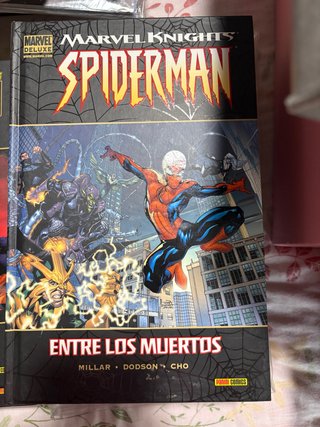 Cómic Marvel Deluxe. Spiderman-Entre los muertos.