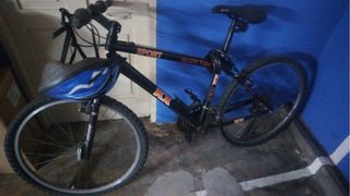 Bicicleta de montaña y casco