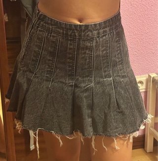 Falda vaquera negra plisada