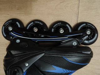 Patines en línea negros y azules