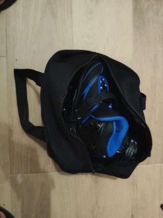 Patines en línea negros y azules