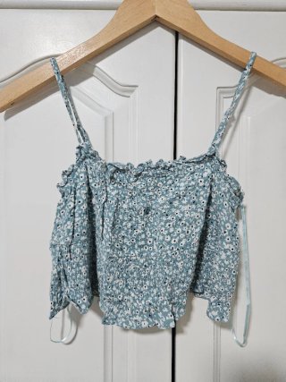 Top floral azul y blanco