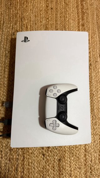 PS5 (PlayStation 5) con controller e cuffie