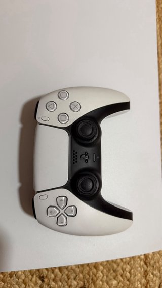 PS5 (PlayStation 5) con controller e cuffie