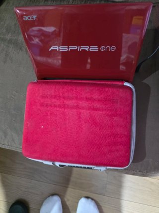 Portátil pequeño rojo con su estuche