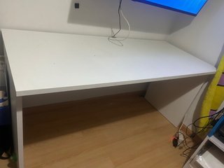 Mesa de escritorio blanca