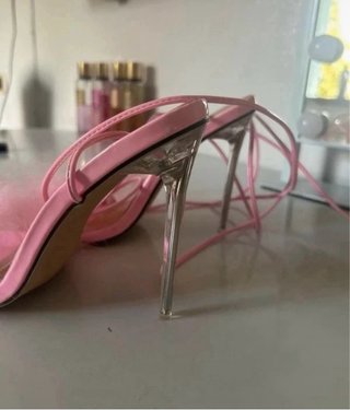 Tacchi rosa con piume