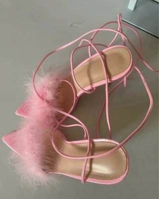 Tacchi rosa con piume
