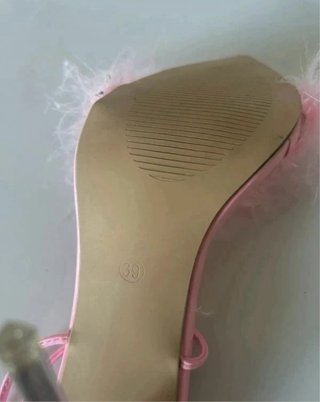 Tacchi rosa con piume