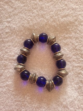Pulsera elástica con cuentas azules y plateadas