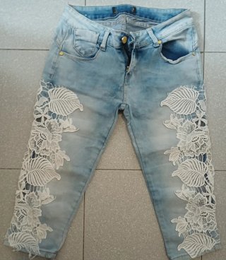 Pantalón vaquero con encaje blanco