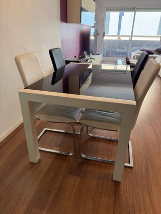 Mesa Extensible de Cristal y Patas Blancas