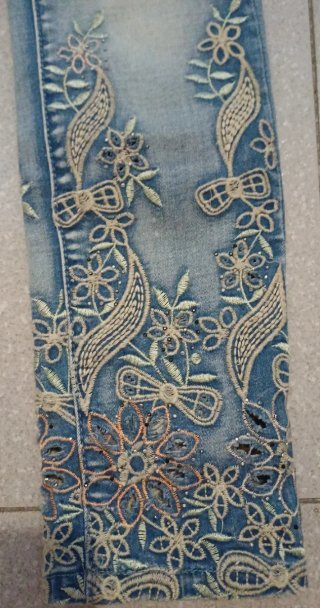 Pantalón vaquero con encaje y pedrería