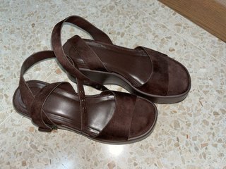 Sandalias de cuñas marrones de Lefties.