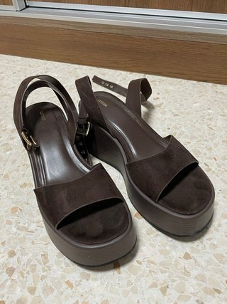 Sandalias de cuñas marrones de Lefties.