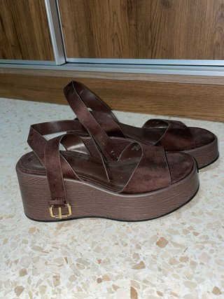 Sandalias de cuñas marrones de Lefties.