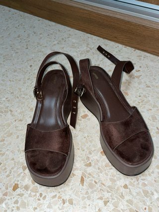 Sandalias de cuñas marrones de Lefties.