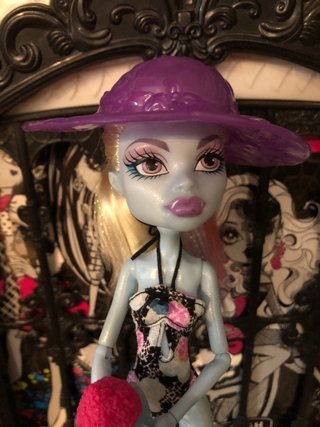 Monster High Abbey con sombrero y traje de baño