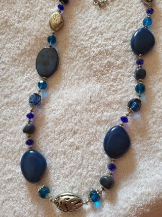Collar largo azul y plateado