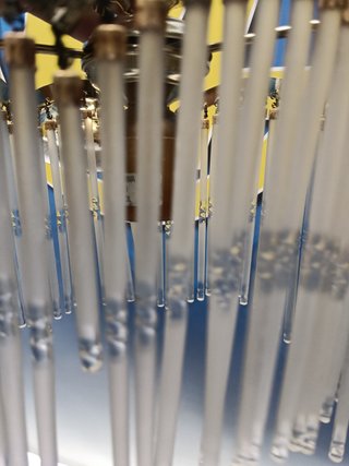 Preciosa lámpara de techo con adornos de cristal , mid century