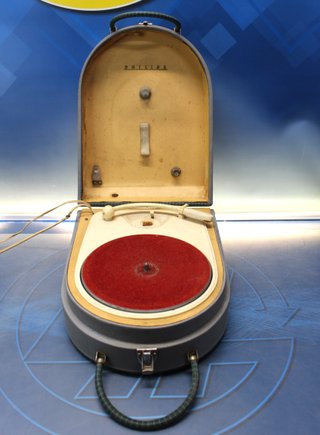 Tocadiscos portátil, Electrophone Philips AG-2141. Años 50.