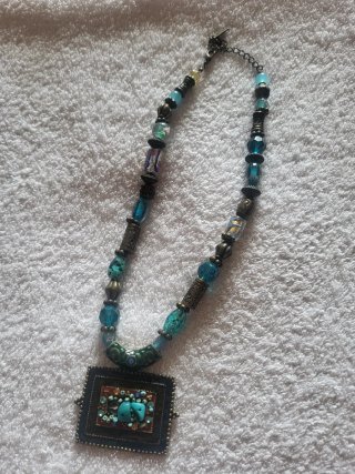 Collar con colgante de elefantes turquesa
