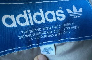 Chaqueta Adidas gris plata estampada Retro Vintage