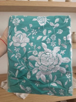 Manton verde turquesa con bordado blanco 195cm