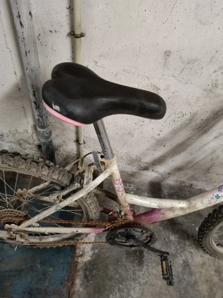 Bicicleta niña blanca con detalles rosas