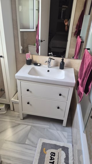 Muebles de baño con lavabo, armario y mampara