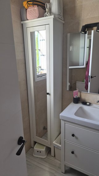 Muebles de baño con lavabo, armario y mampara