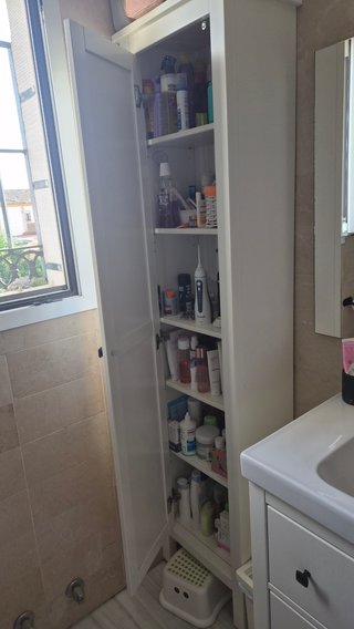 Muebles de baño con lavabo, armario y mampara