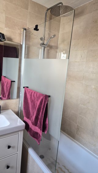 Muebles de baño con lavabo, armario y mampara