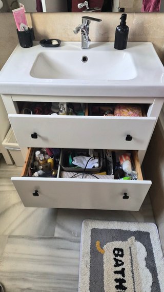 Muebles de baño con lavabo, armario y mampara