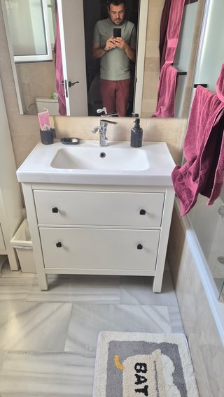 Muebles de baño con lavabo, armario y mampara