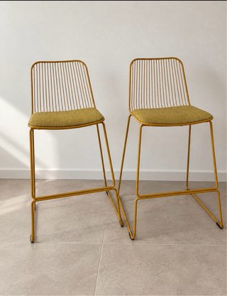2 Taburetes Altos con Respaldo Color Mostaza