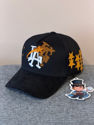 Gorra Thitty One Negra con Estrellas Doradas