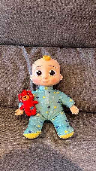 Muñeco Cocomelon con Peluche