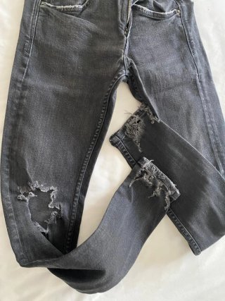 Pantalón vaquero negro desgastado