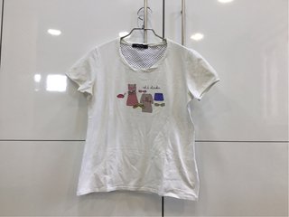 Camiseta Blanca con Estampado cuello trenzado